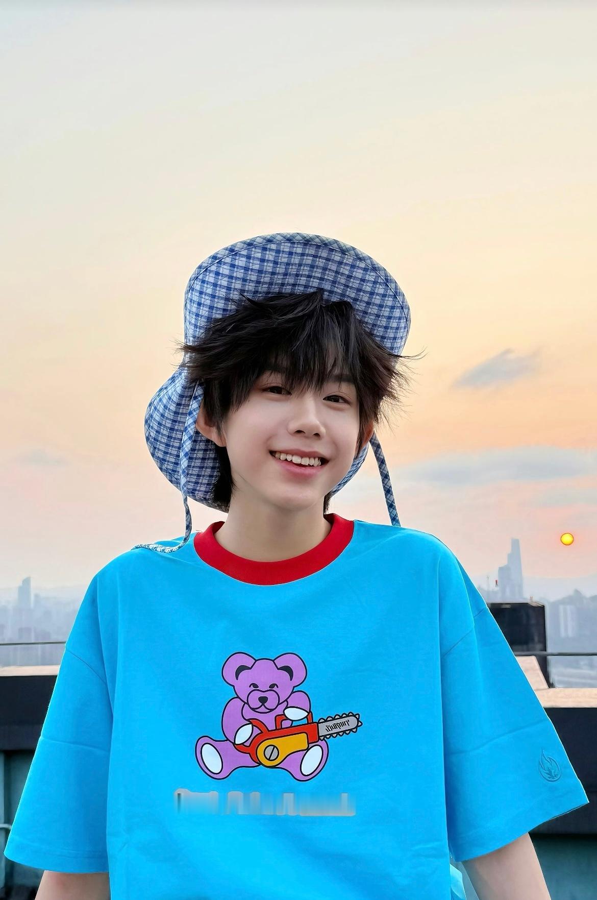 陈奕恒膝盖受伤我的妈呀 时代峰峻还是上点心吧拍戏赚钱的时候也照顾照顾小孩吧陈奕恒