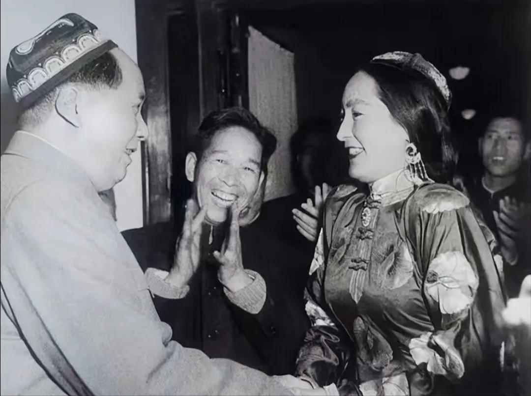 这是毛主席和新疆著名舞蹈家康巴尔汉的真实样貌，都看看吧，这可不是演员扮演的。
