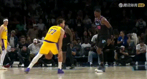 一波翻！东契奇3分3连珠太吓人了。
上半场就轻松砍下21+4+2，没想到第3节更