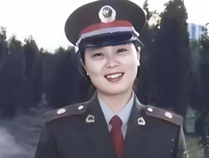 1989年，22岁的陈薇从浙大保送清华读研。在火车上，她爱上了比自己大十二岁的男