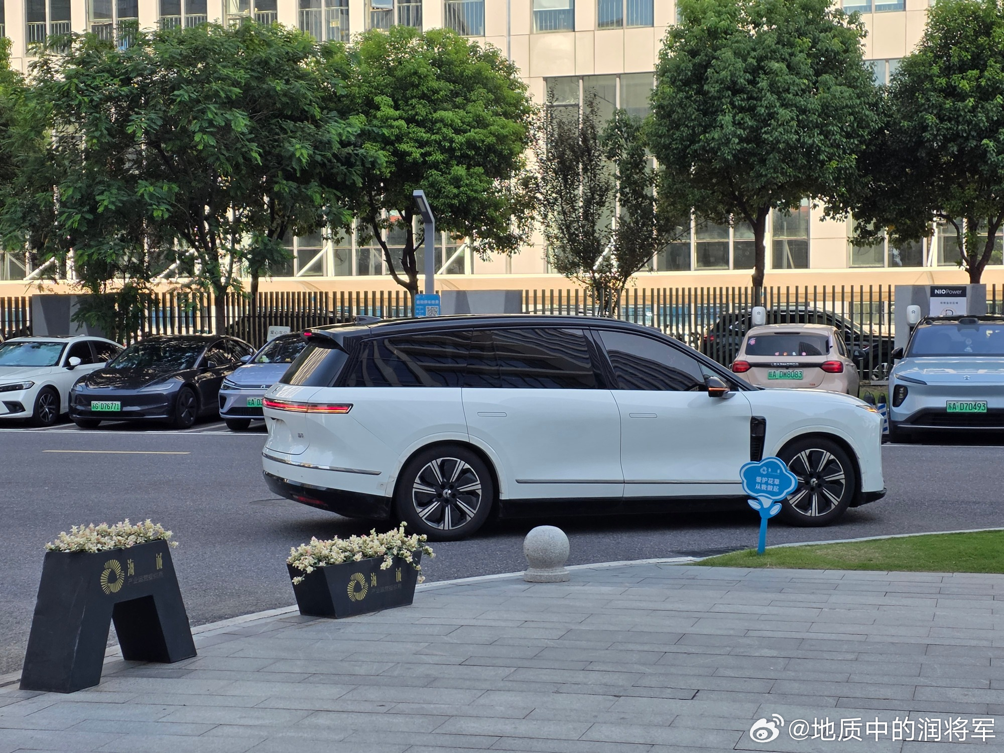 es8这个轮子是不是有点小[允悲]，感觉这样看起来真的有点像mpv了 ​​​