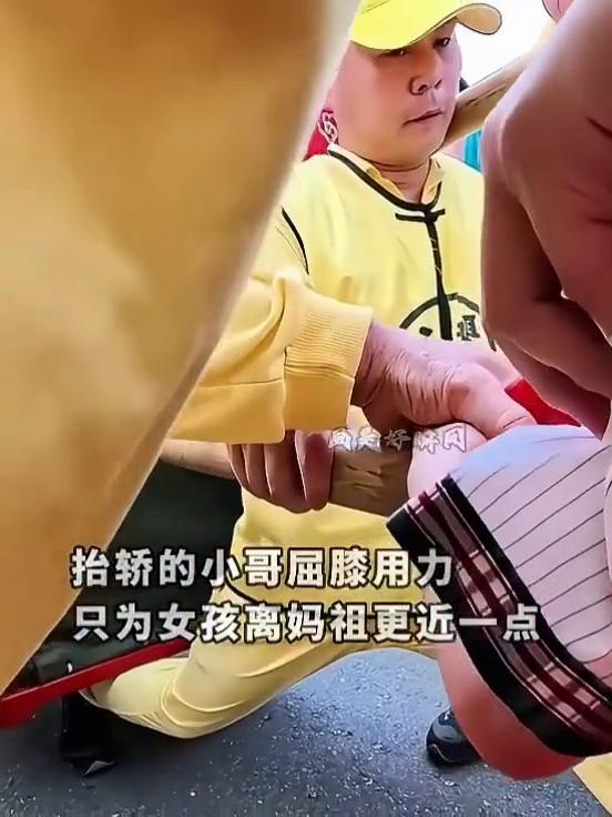 妈祖游行的途中，背着氧气瓶的女孩在祈祷。当众人抬着妈祖金身准备经过人群时，爸爸抱