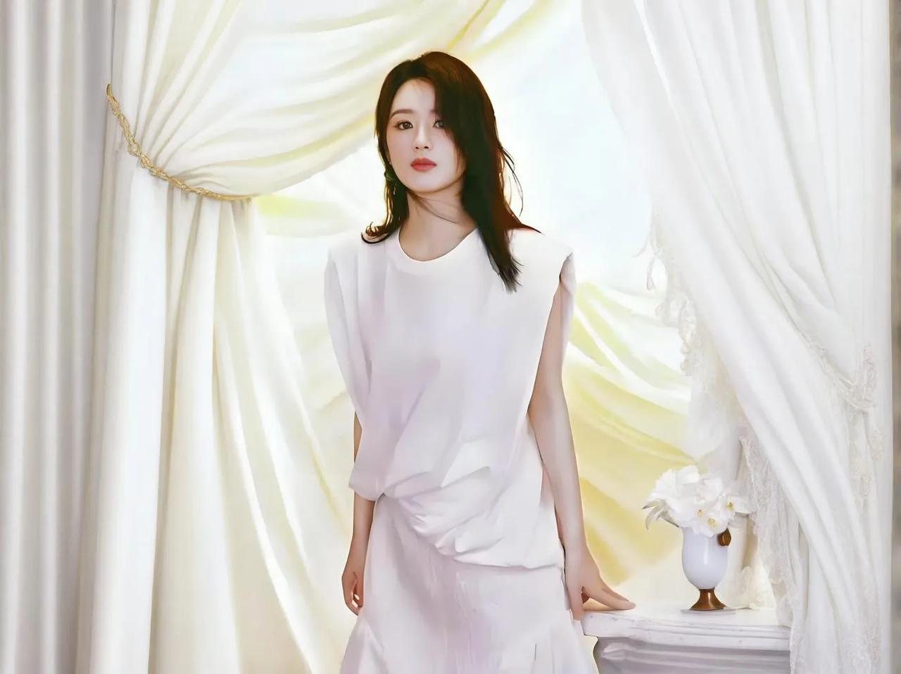 赵丽颖，这位才华横溢的演员，无论是古装还是现代装，都能展现出她非凡的魅力与气质，