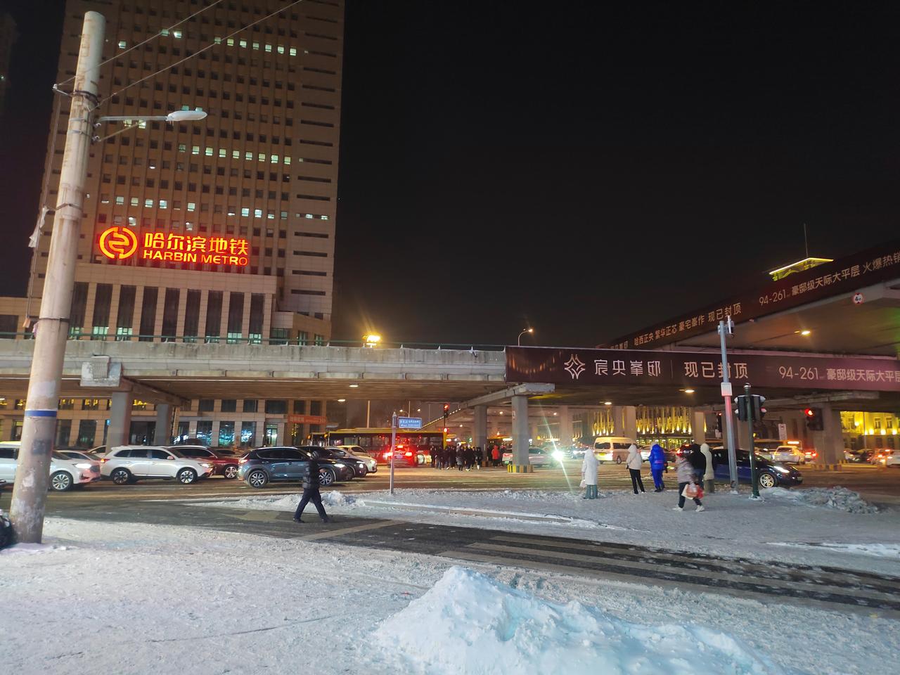 哈尔滨今天的雪真大，可以说鹅毛大雪没错了！几乎是下了一整天！ 
今天一天的雪量好