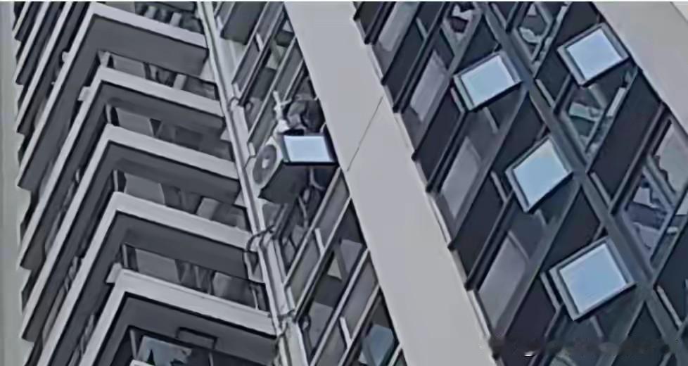 揪心！深圳空调工11楼坠亡，安全带完好却没能救命，真相引人深思
 
深圳宝安拾悦