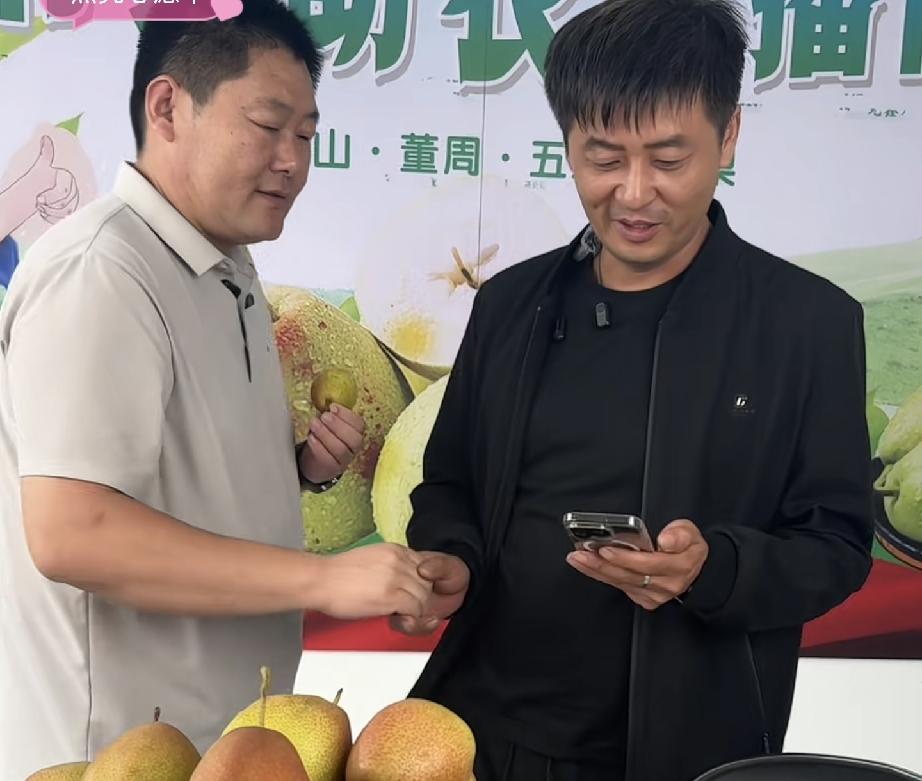 野摊烧烤陈杰今早开播
短短十几分钟直播间涌入3万多人
直播间下单量也很可观  直