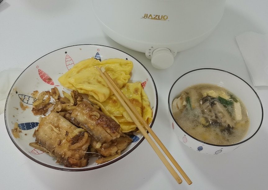 汤的菜谱：北豆腐切成一口大小，煎黄，香菇炒香，加水、鸡精、致死量胡椒、一小支辣椒