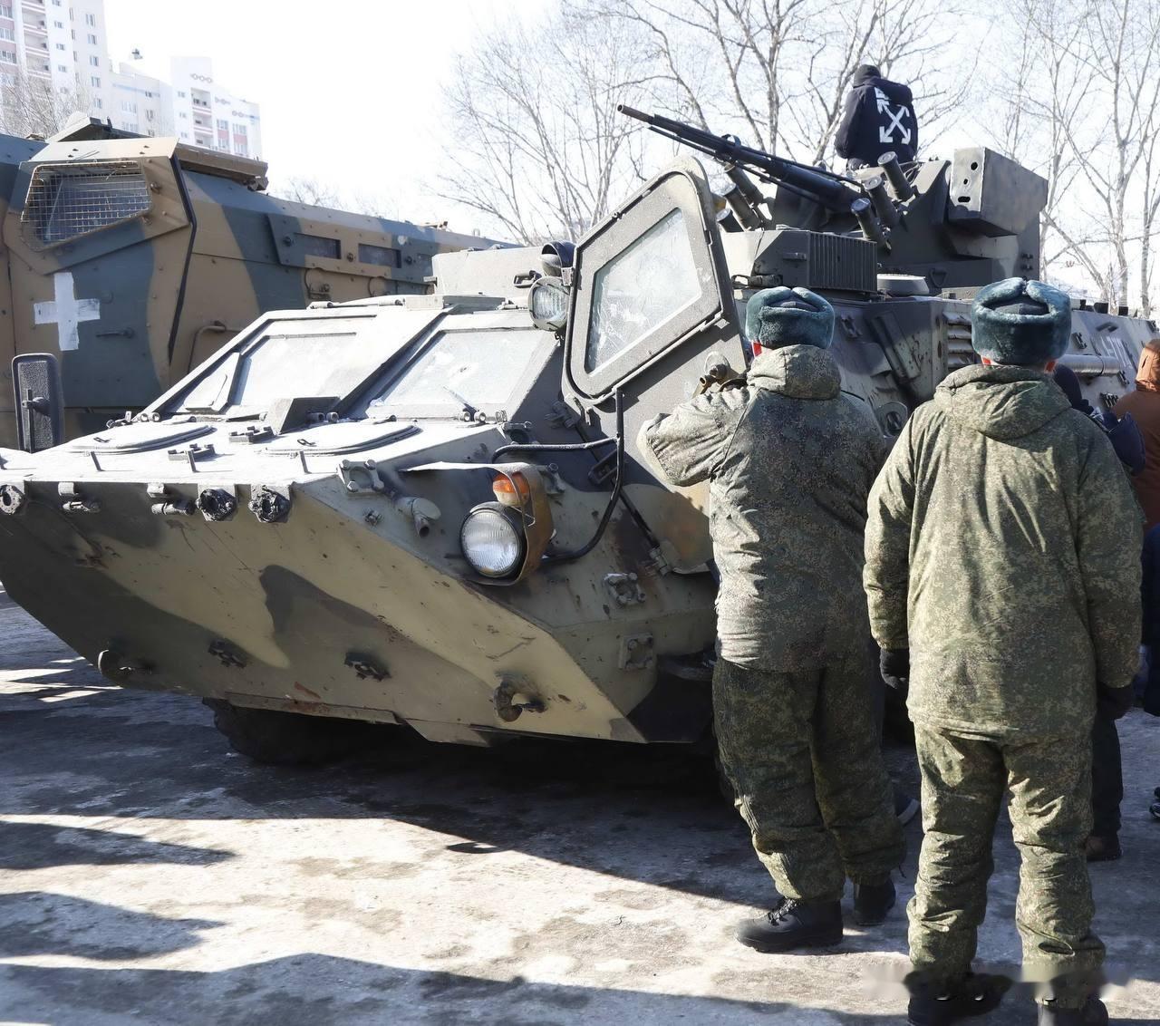俄军一辆缴获乌军的BTR-4E装甲运兵车正在哈巴罗夫斯克的白金竞技场展出，这是“
