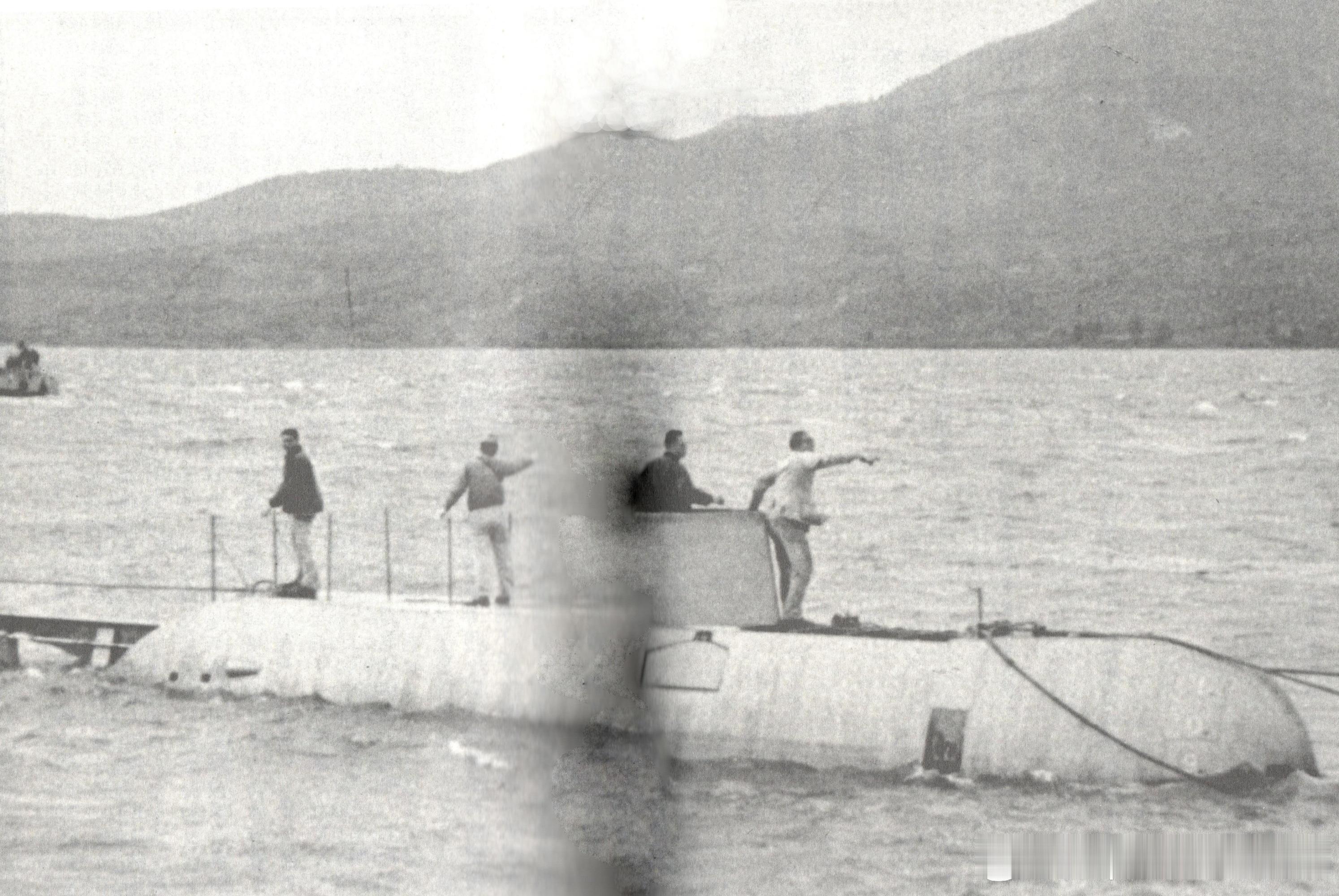 60年代湾湾海军武昌艇外海训练。该艇水下排水量45.5吨，潜深100.58米，试