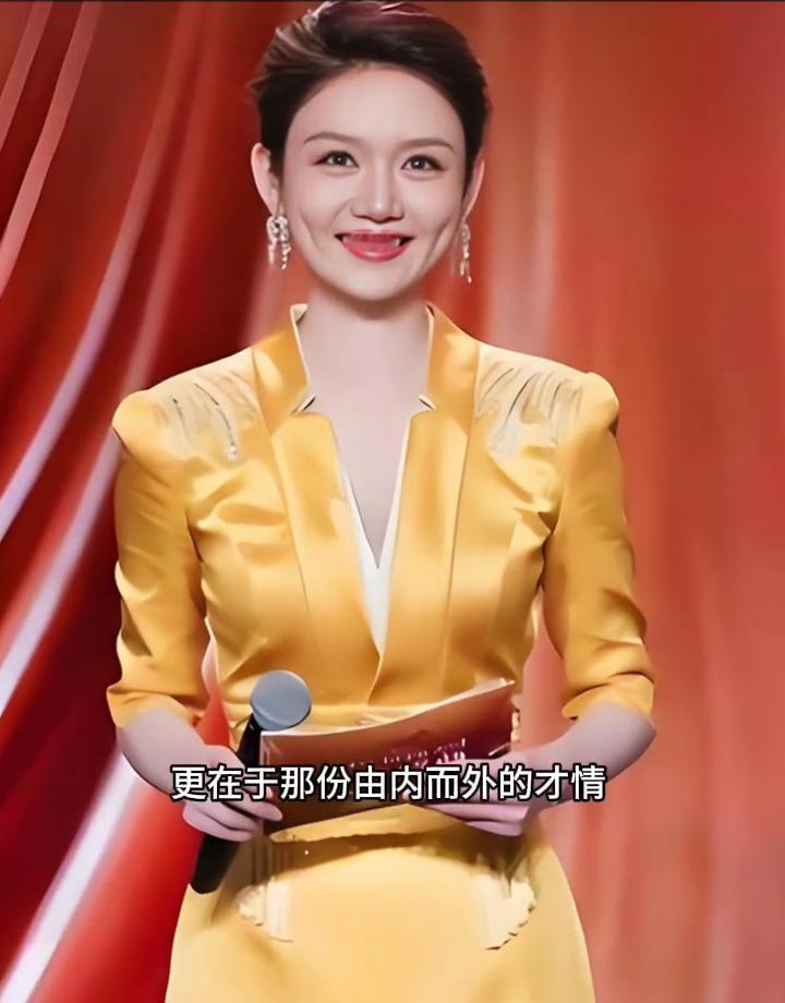 她的美不止于容颜，更在于那份由内而外的才情。开口时字字精妙，谈吐间尽显智慧涵养，