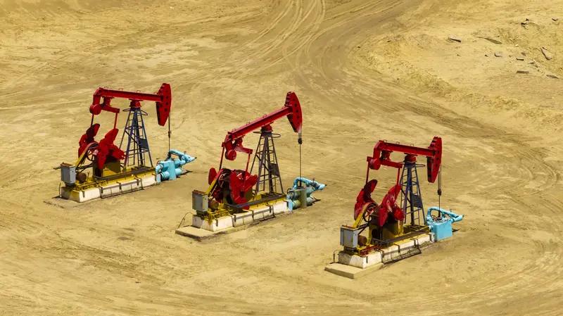 中国大量储备原油好处多多。原油是工业“血液”，全球原油生产集中在少数地区，像中东