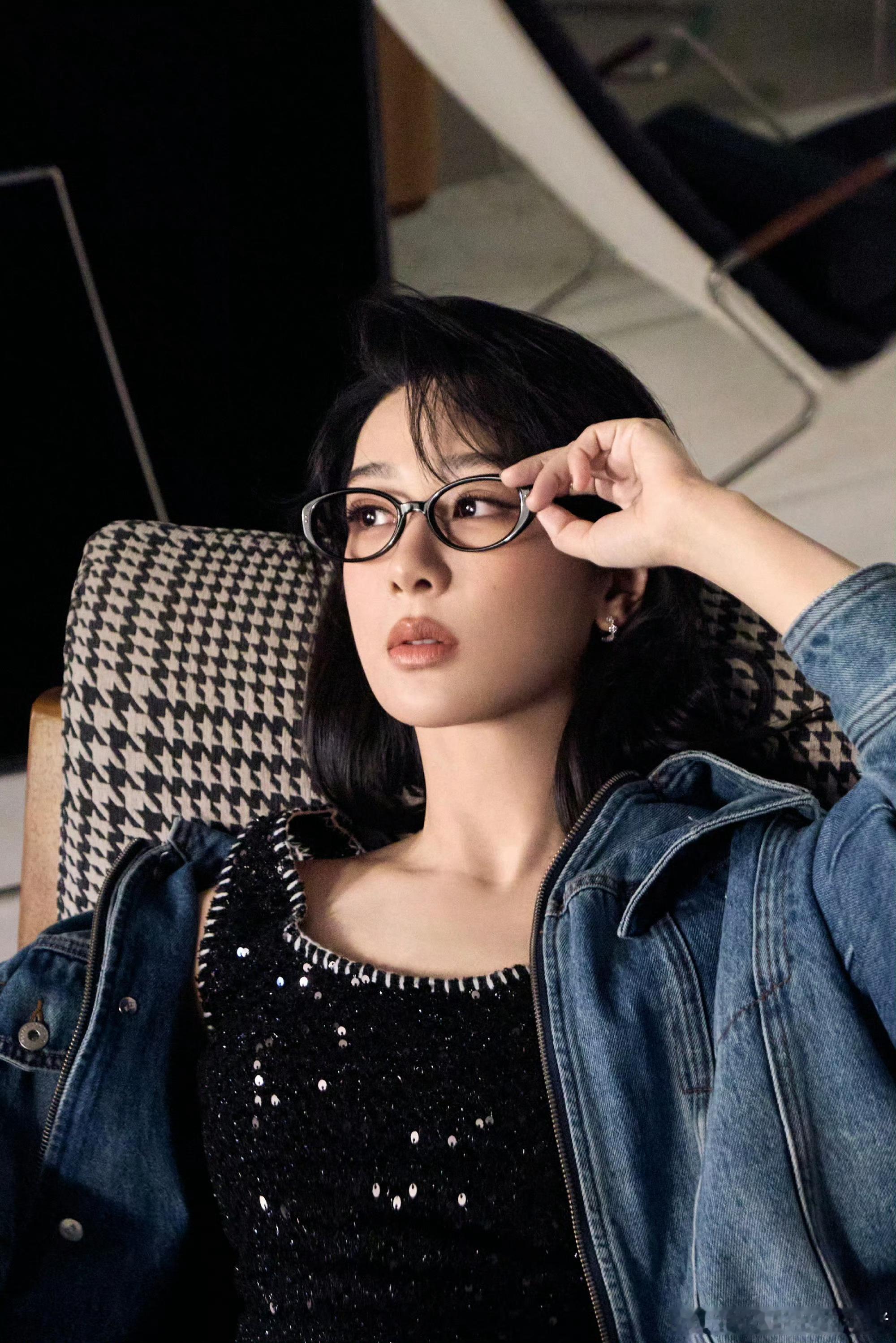 杨紫暴龙品牌物料，期待今晚直播