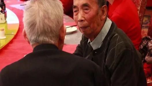 泪目！上周给90岁的老父亲办生日酒席，前前后后忙了5天，摆了30桌，每桌标配1瓶