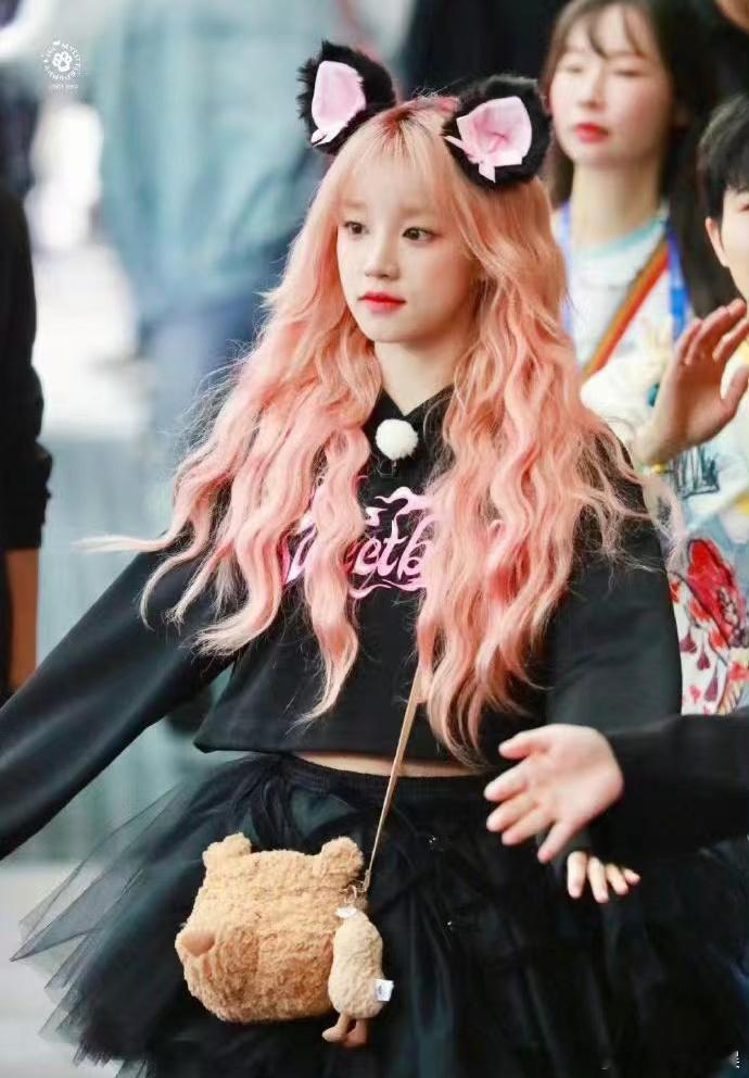 怎么感觉宋雨琦这一次的妆容完全没有白鹿的精致？ ​​​