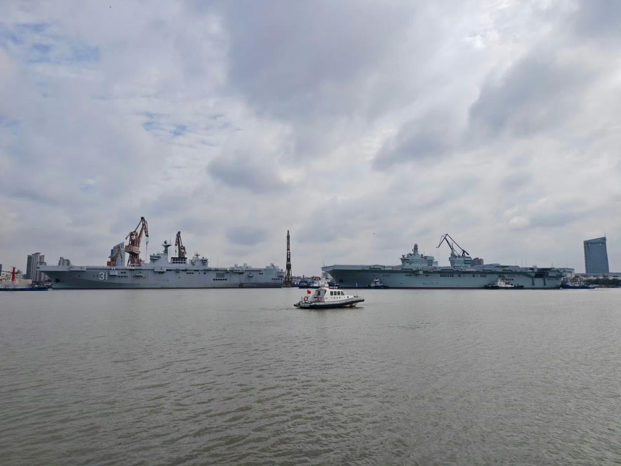 075与076，两代两栖攻击舰同框[灵光一闪]

076四川舰甲板上面有一架疑似