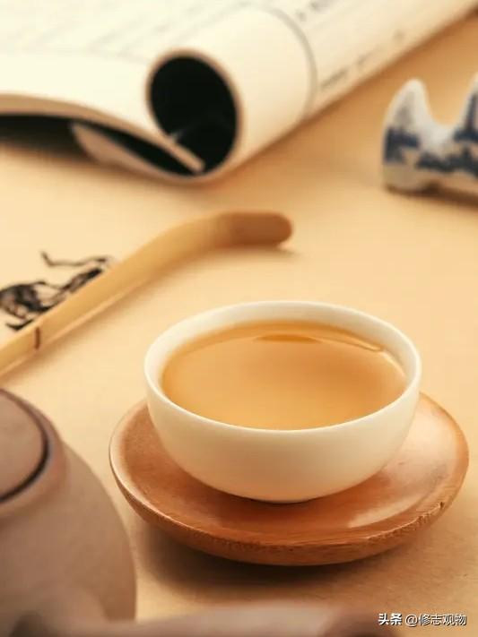 七律.闲斋煮茶
 
浅盏香浮远世纷，
疏帘闲对一窗云。
浮名懒向尘中逐，
俗虑休