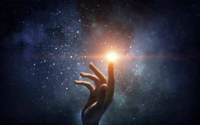 苏芩说：“想要杀死一个人，不必用刀子，只需日日挑他的错处，人，永远是需要认同感的