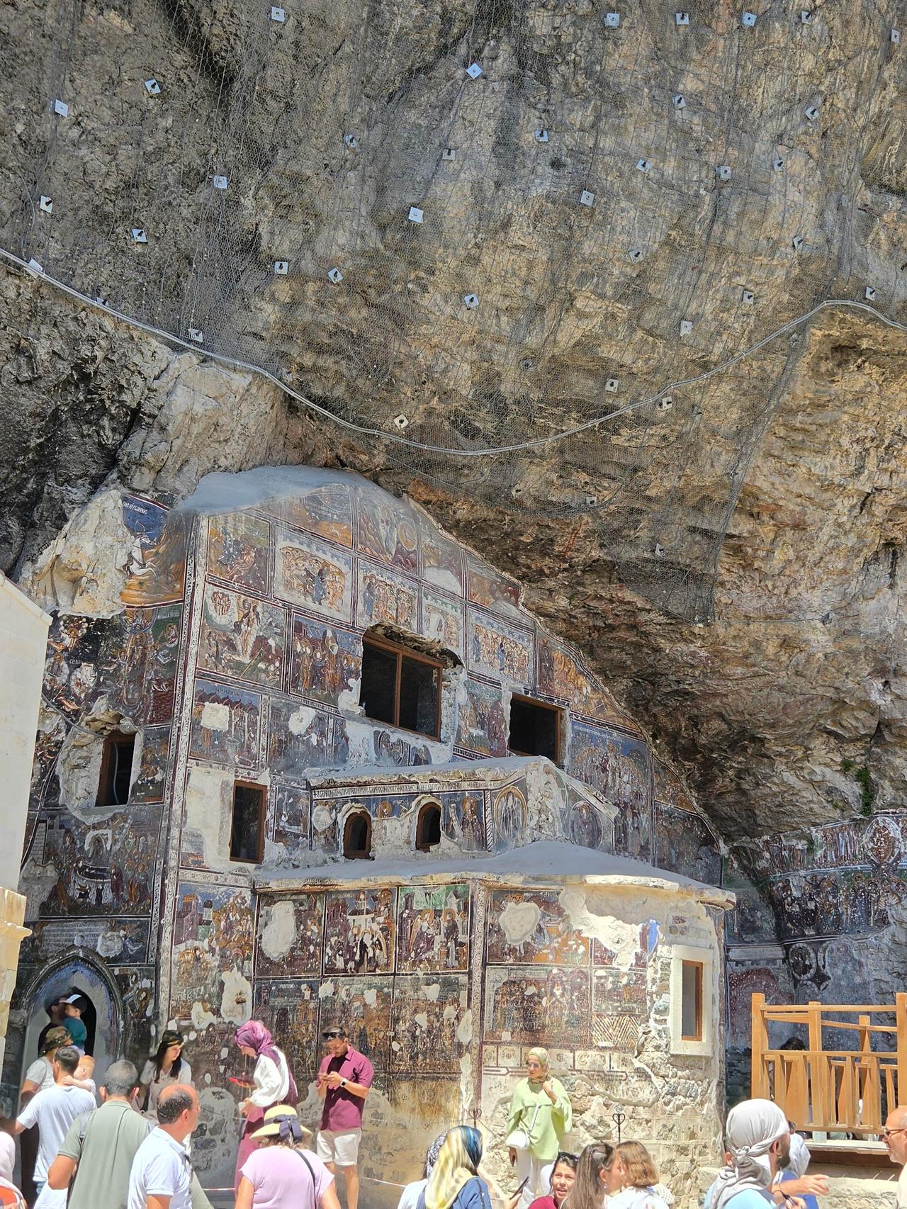 在土耳其东北部特拉布宗省的大山里，有一处经历1600年的建筑奇观，这就是苏美拉修