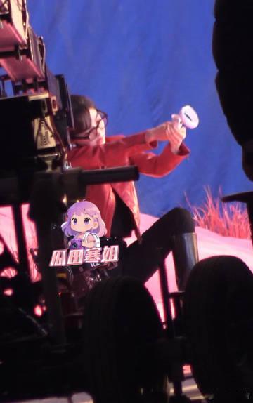 章若楠红色皮衣造型 