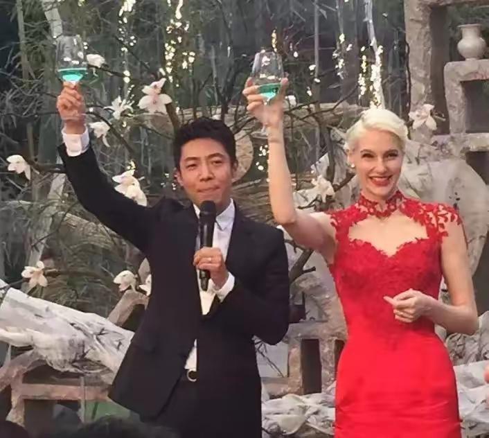 那年，撒贝宁努力把年薪从40万变成800万，可是和李白相恋时，还是遭到李白母亲的