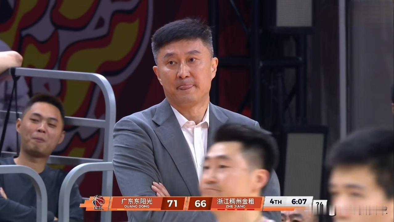 广东东阳光主帅杜峰快被小将王洪泽给气炸了！在今天广东东阳光主场迎战浙江稠州金租的