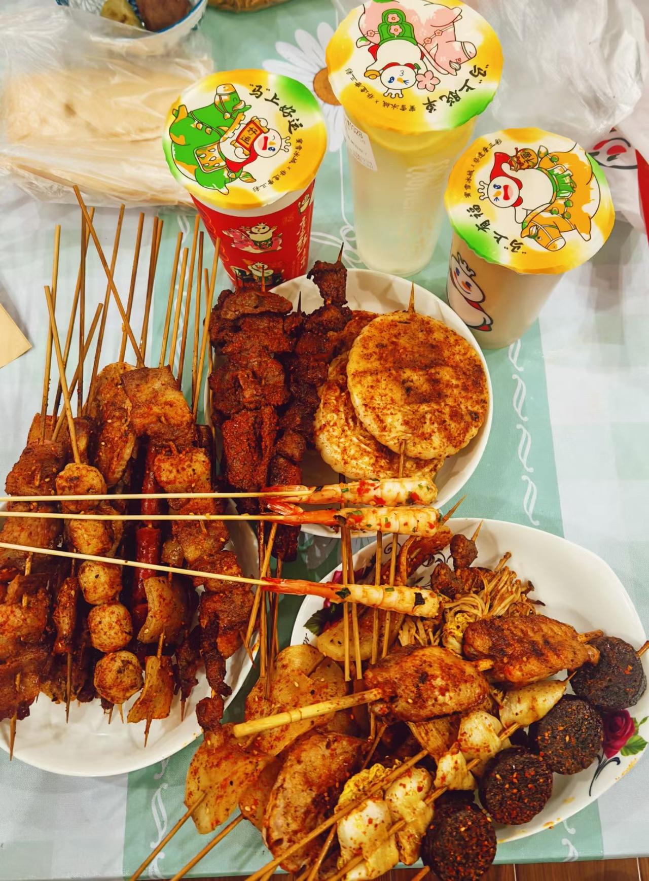 管不住嘴的快乐
大晚上就是要整烧烤！
 
谁懂啊，本来已经刷着手机准备躺平，结果