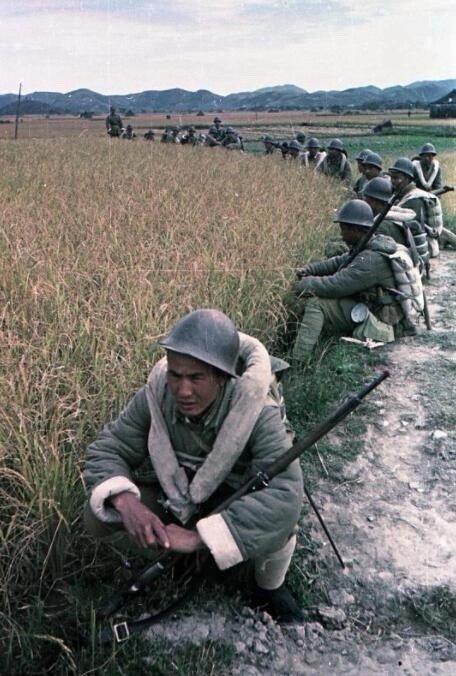 历史知识1949年，苏联摄影师镜头下在田间休息的解放军战士，可以看见他们普遍装备
