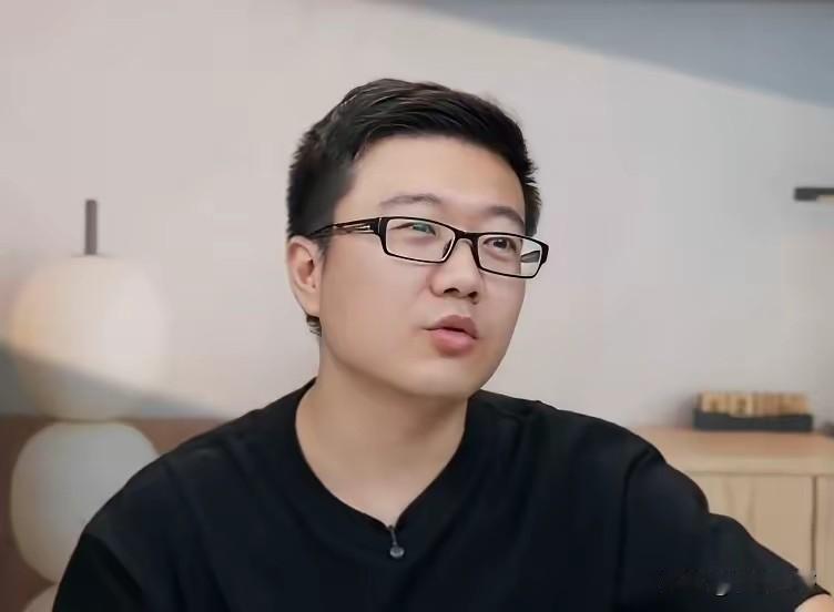 万万没想到，
莱维也有看走眼的时候，
曾预言龙蟒组合最多打到八强，
结果龙蟒一口
