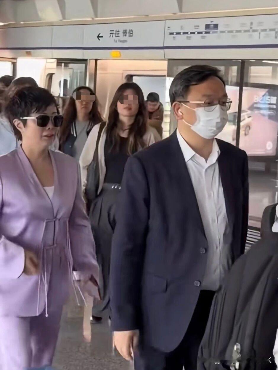 千亿身家王传福和老婆挤地铁，太朴素了

近日，有网友在地铁上偶遇比亚迪董事长王传
