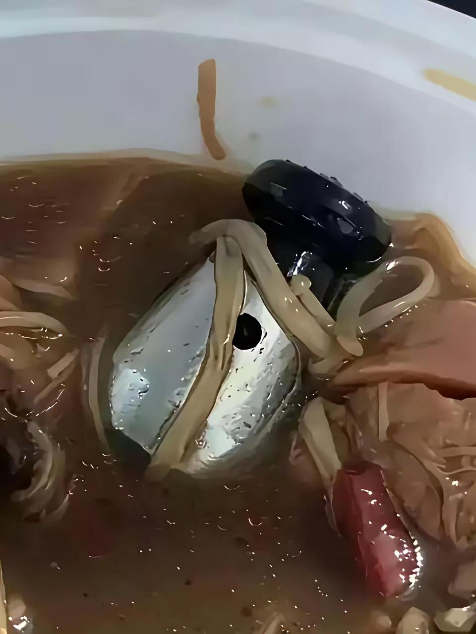 笑喷了！点外卖点出高压锅气阀，这锅猪蹄老板是真“下血本”了
 
打开餐盒我直接瞳