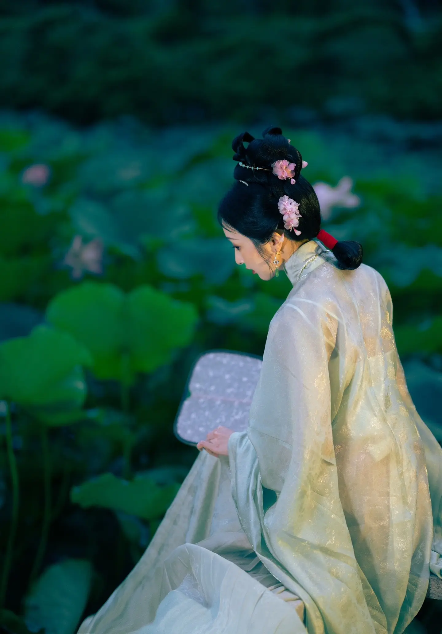 误入藕花深处。