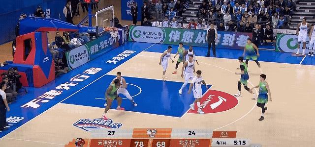 天津男篮外援雷诺兹单打范子铭暴扣成功后，北京北汽主教练许利民指导忍不住醒了醒鼻涕