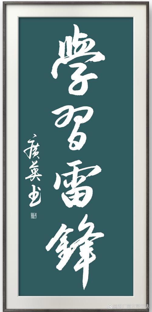 太暖了！一位摩友，在隧道里停下来，拿着块布仔仔细细擦着反光条。那些条子被灰尘盖得