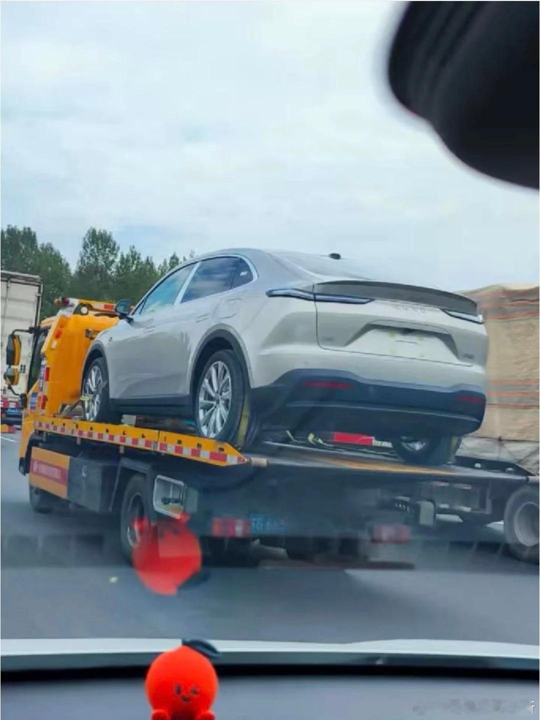 乐道 L60 改款车型被拍到了？从照片来看，新车整体造型和现款差不多，但是是新的