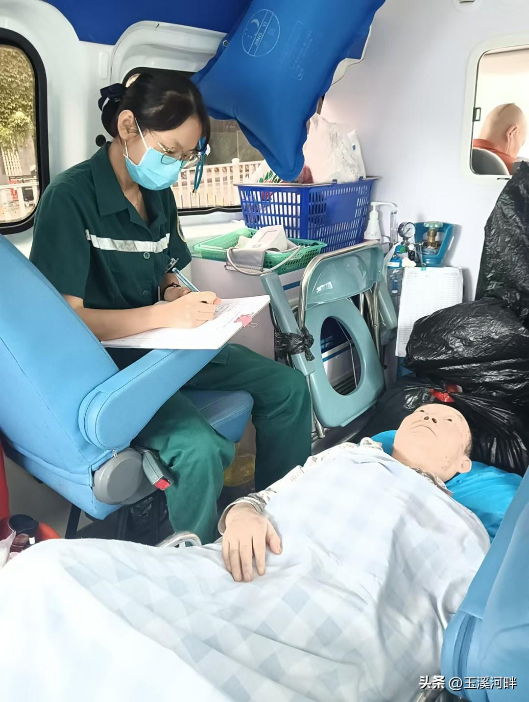 万万想不到这个躺在救护车上、面如白纸的老人，当年是我们单位叱咤风云、一言九鼎的一