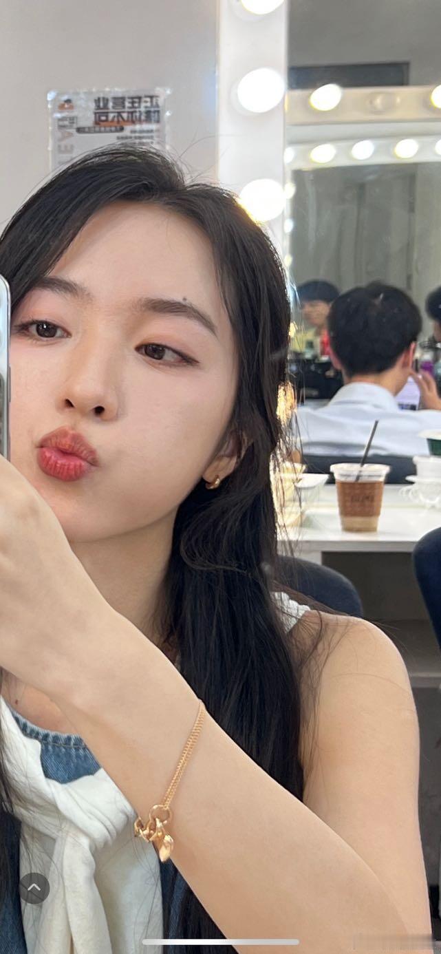 翁翁女王自己漏糖 。高哥的后脑勺漏出来啦！！！应该是拍乐之广告那天🤓🤓#高雅