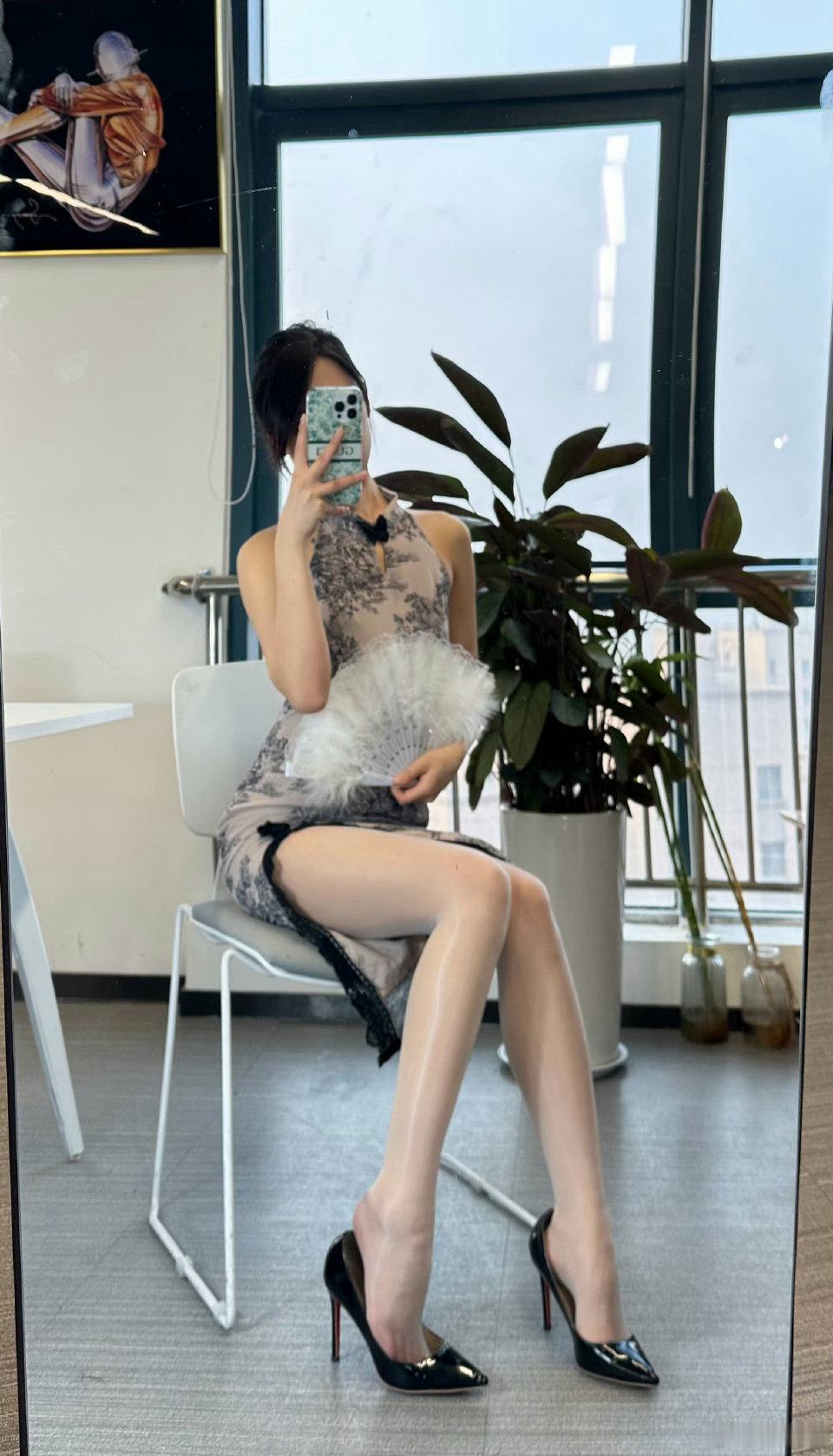 这也太显身材了吧。爱了爱了。 [举花铃]  