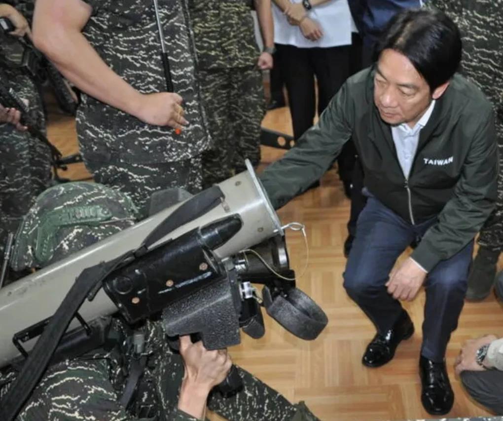 赖清德和贾队长的发型和气质简直一模一样[抠鼻] ​​​