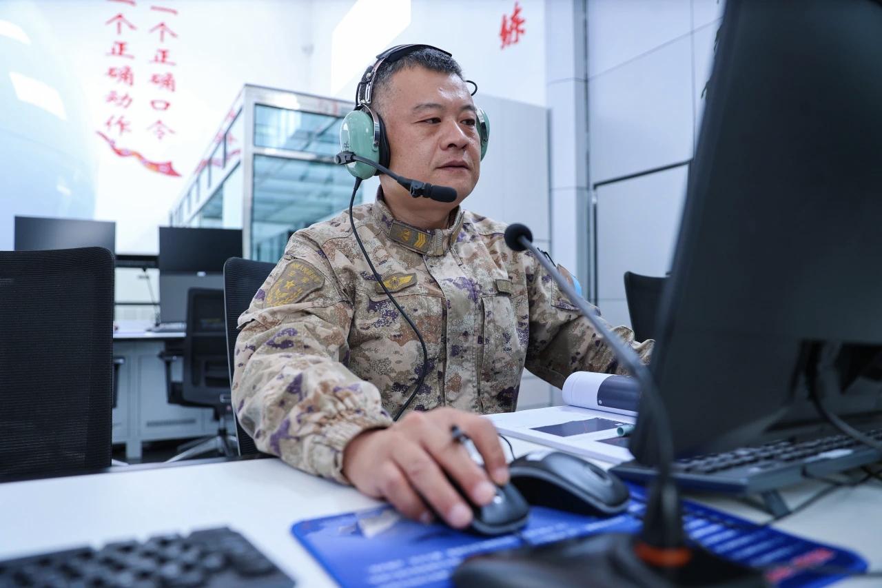 二十八载坚守，数智赋能模拟训练！夜幕降临，南部战区空军某部模拟训练室内灯火通明。