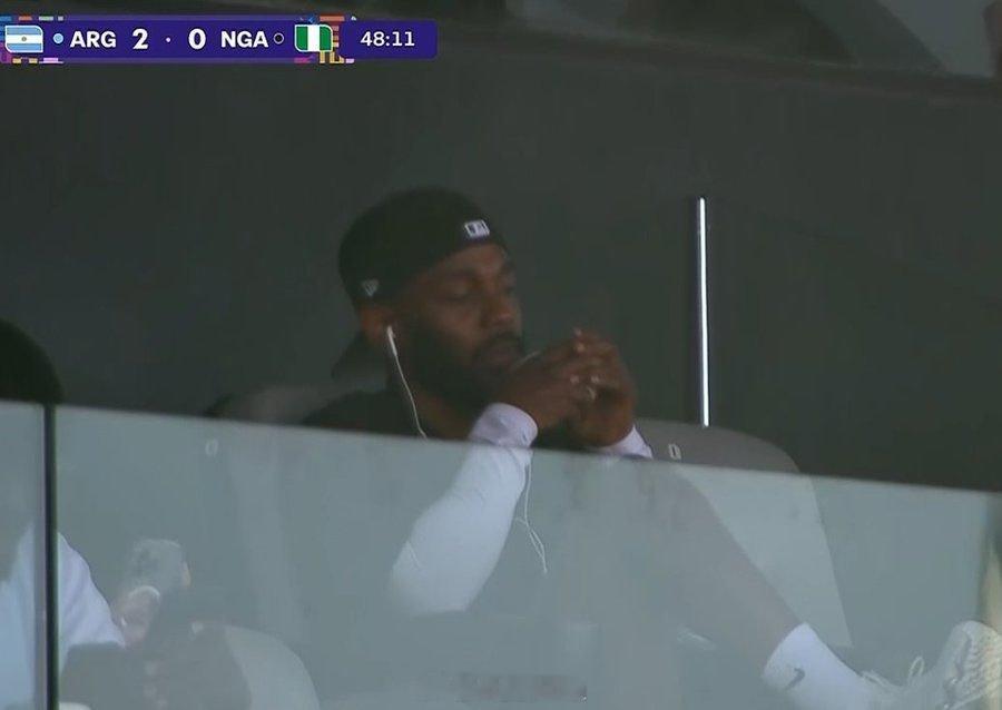 美国🇺🇸说唱歌手肯德里克·拉马尔在智利观看阿根廷队对阵尼日利亚队的比赛，以此