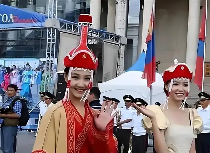 漫步乌兰巴托街头，能看到墙面喷涂有“中国人滚出去”的红色标语，酒吧里年轻人叫嚷着