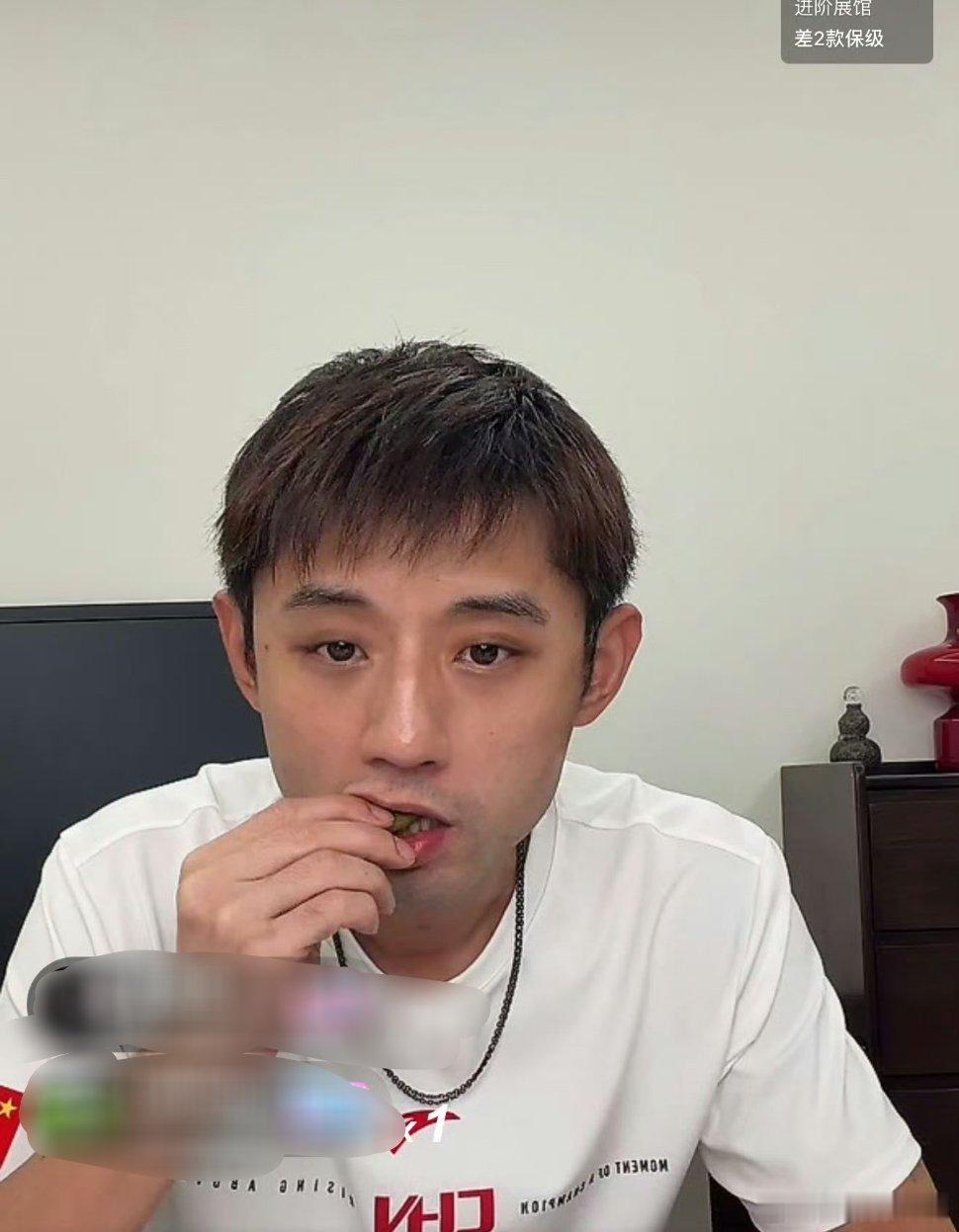 张继科直播恰逢舆论风波发酵，张继科开启直播，瞬间涌入大量围观网友。弹幕满是相关提
