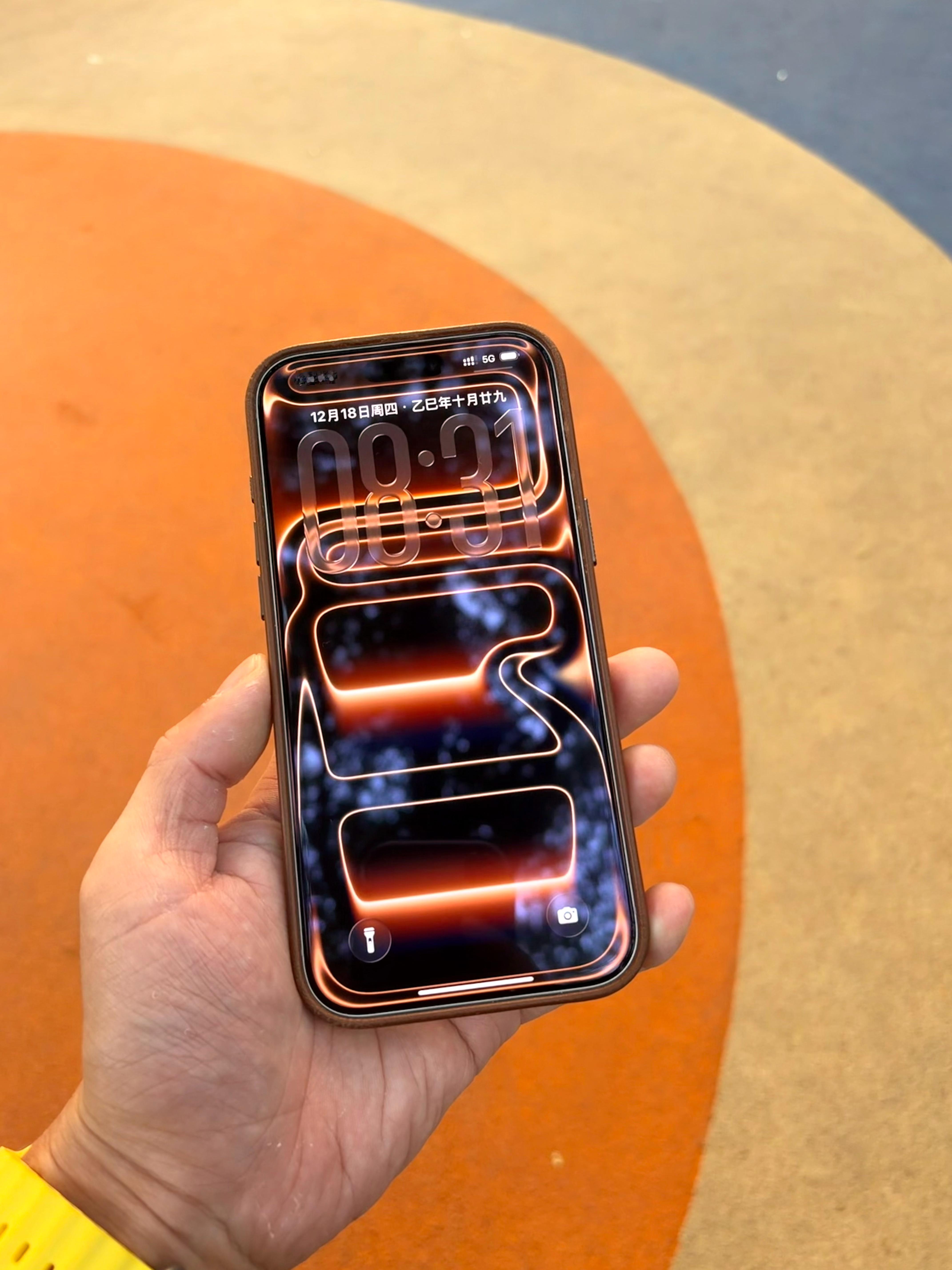 iPhone 17 Pro这张星宇橙的默认壁纸，跟咱这深棕色的真皮手机壳也太搭了