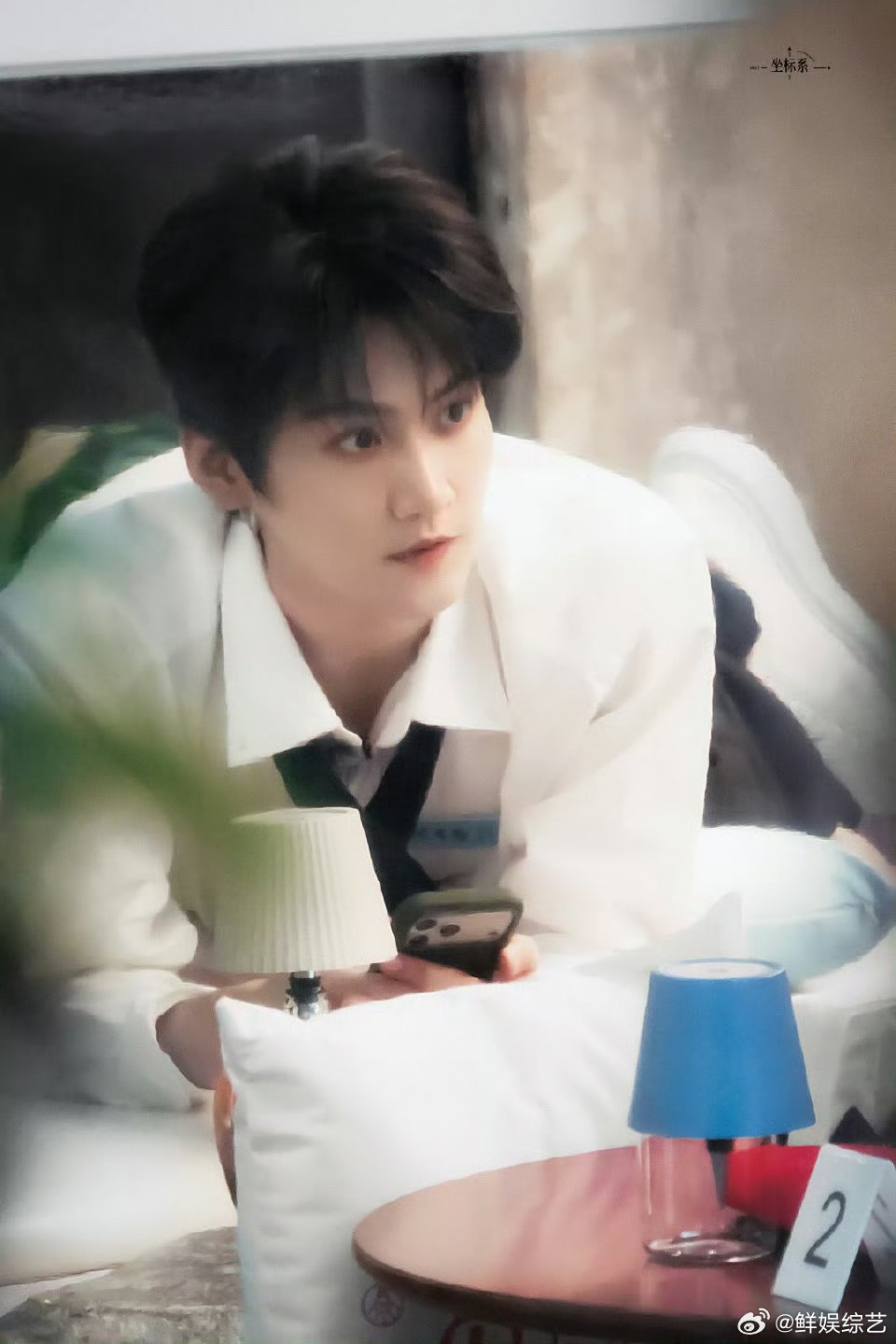 周柯宇和偶像聊天还戴头盔 年度最可爱追星现场！周柯宇和吴彦祖边走边聊，头盔成最强