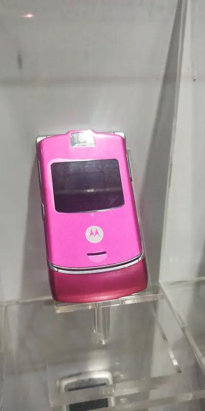 深圳华强北有位40多岁的湖南邵阳男子颜先生，花了一年时间定制了近2米高的可通话摩