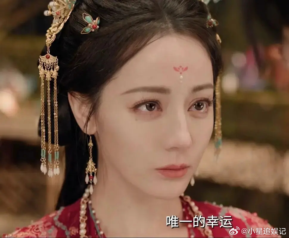 有没有觉得迪丽热巴这个造型很像欧美版的牛夫人啊 