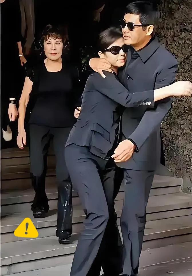 那个拥抱，比任何绯闻都干净
 
一个拥抱，成了全网的桃色新闻。
丈夫刚走，她抱了