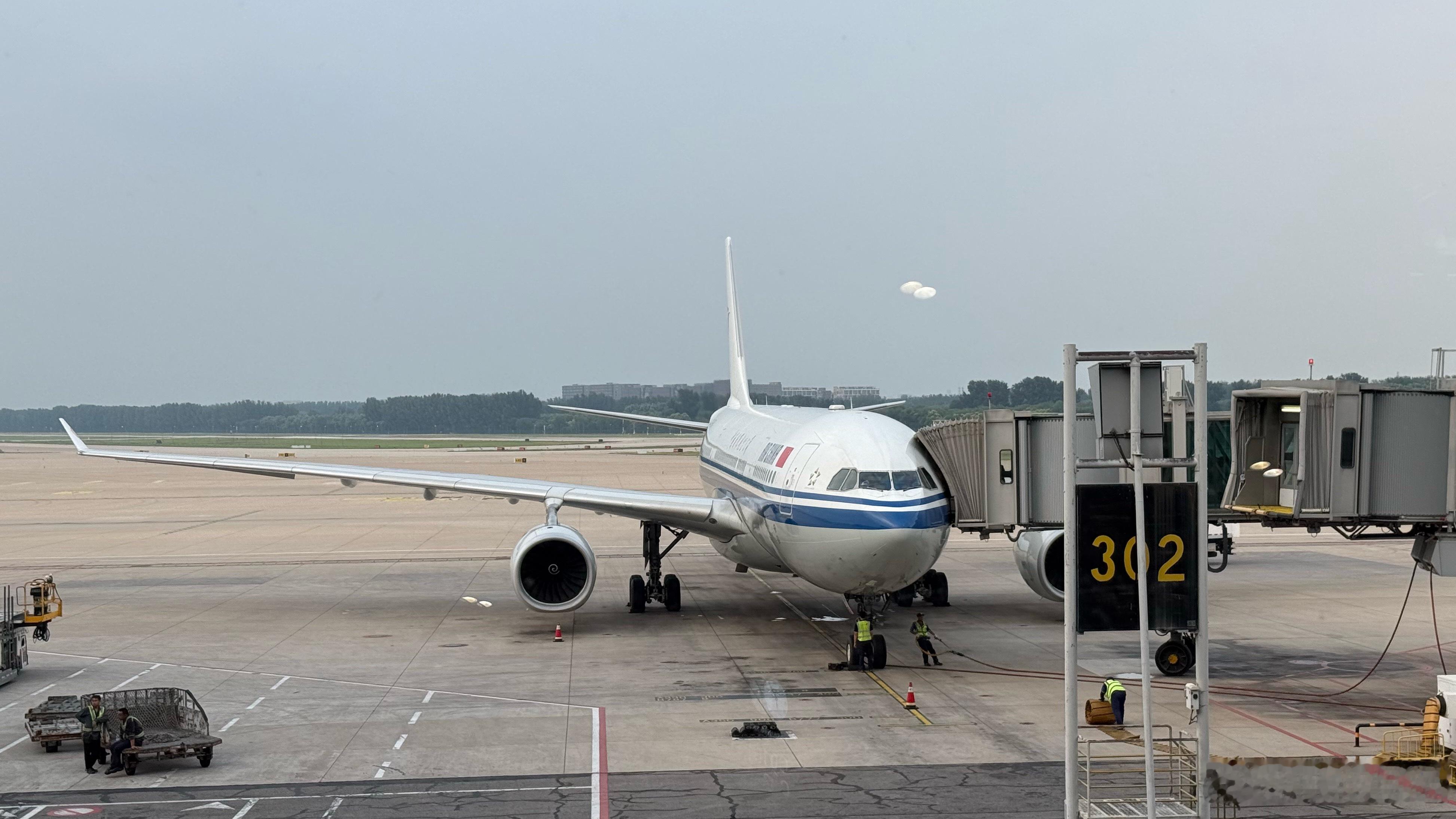 乘坐这架飞机，到达北京首都国际机场。 北京·首都机场T3航站楼