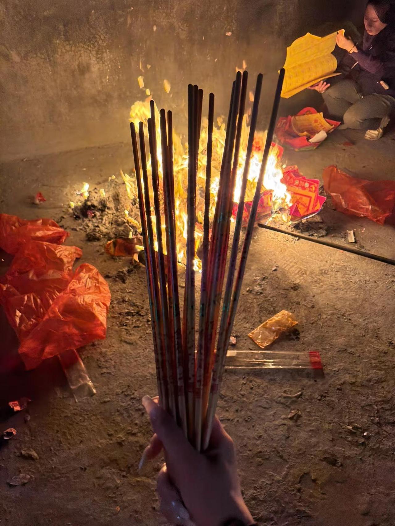 在上班和上进中，我选择了上香。在求人和求已之间，我选择了求佛。烧香祈福 红红火火