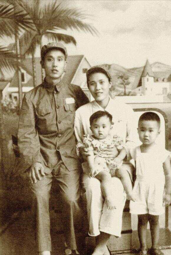 1947年，30岁的解放军师长周志坚，迎娶19岁的女护士，谁知新婚当夜，周志坚却